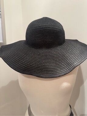 VINTAGE sun hat ☀️ 100% paper 
OS. And fully foldable!